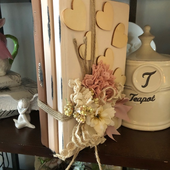 SALE🌸Adorable Book Stack🌸 - Picture 6 of 8